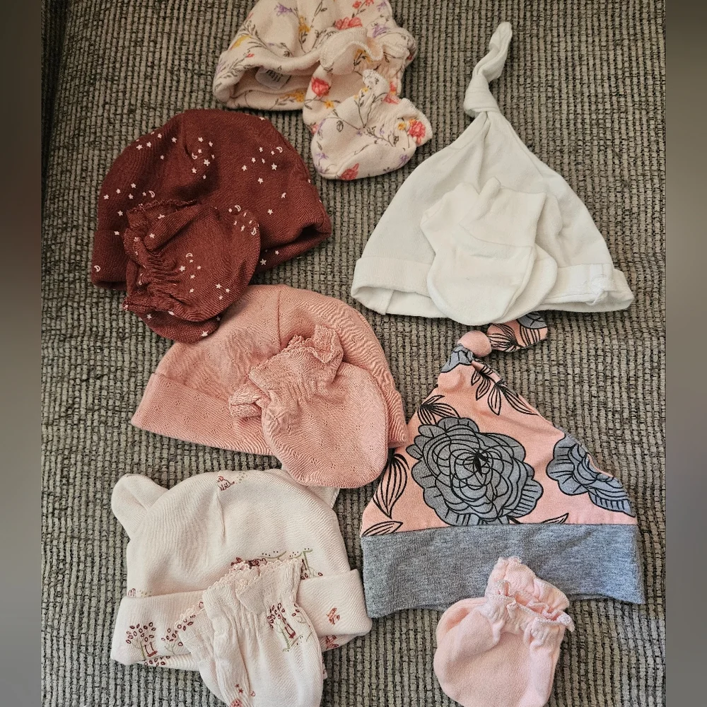 💝💝5/$25💝💝Assorted Baby Hats in Pink, White, and Gray